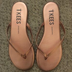 NWT Tkees rose gold flip flops